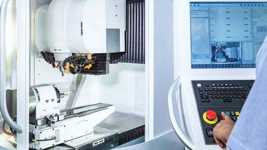 Jak zoptymalizować proces produkcyjny za pomocą nowoczesnego oprogramowania CNC?