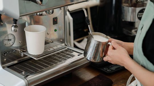 Jakie mleko do kawy i cappuccino? 2%, 3,2% czy roślinne - co najlepiej się spienia?