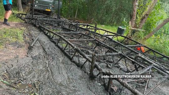 Klub Płetwonurków „Kalmar” Starachowice wydobywa z „Piachów” molo z lat 70
