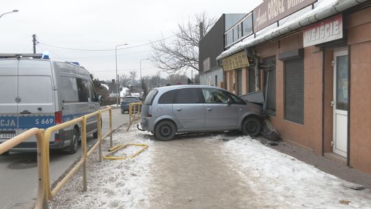 Kolizja drogowa na skrzyżowaniu. Pojazd wjechał w budynek