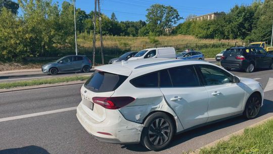 Kolizja na skrzyżowaniu przy wyjeździe z miasta
