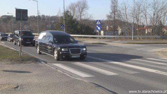 Kondukt pogrzebowy z ciałem starachowiczanina przejechał pasami, na których zginął
