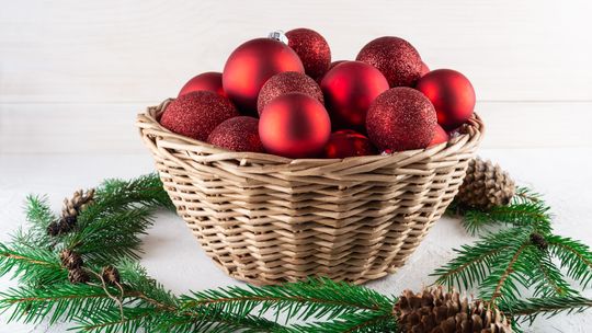 Kosze wiklinowe – poznaj naszą inspirację na zimową ozdobę