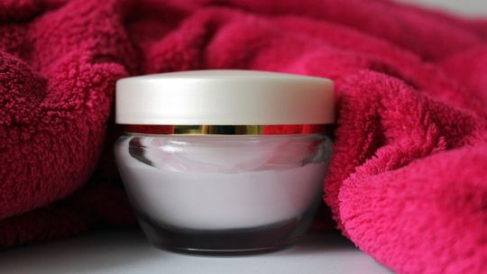 Krem z witaminą C do twarzy – sekret promiennej i zdrowej cery