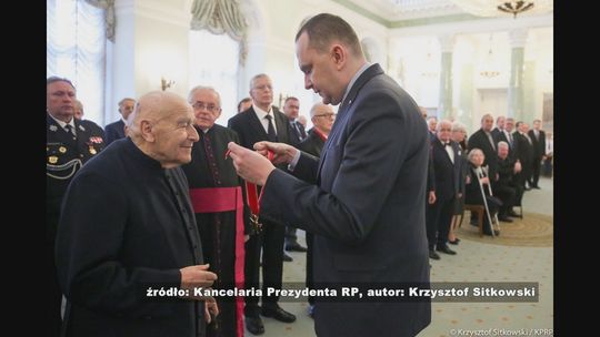 Krzyż Komandorski Orderu Odrodzenia Polski dla księdza Czesława Wali