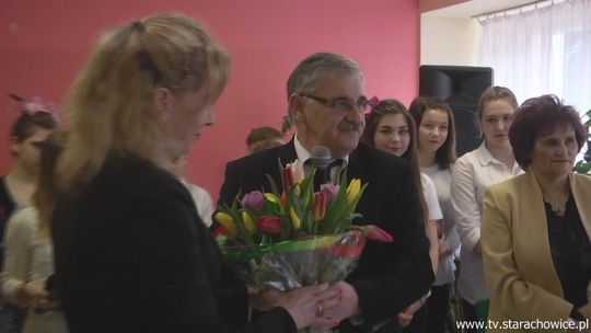 Kwiaty od wicestarosty i program artystyczny z okazji Dnia Kobiet