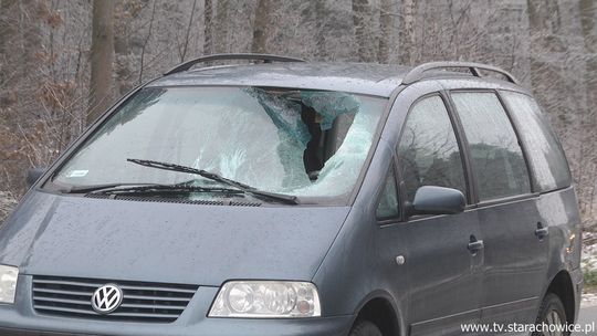 Lód z plandeki jadącego wozu dostawczego ciężko zranił mieszkankę gminy Mirzec