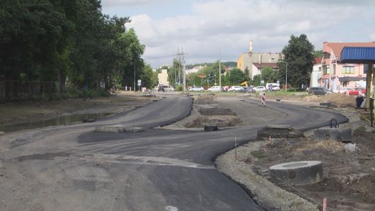 Lokomotywa na modernizowanym placu