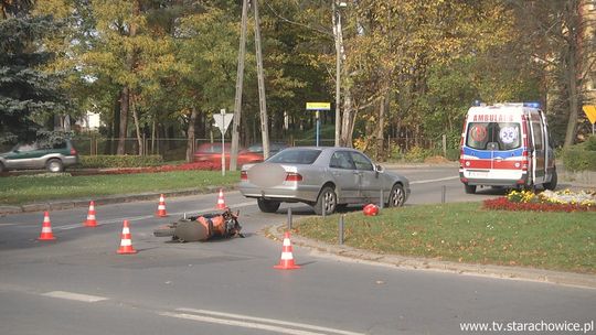 Mercedes potrącił motorowerzystę na Konstytucji 3- go Maja