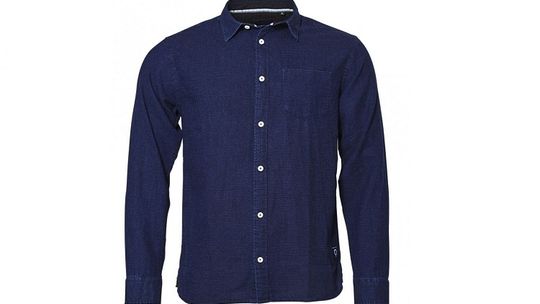 Męska koszula, która optycznie wyszczupli sylwetkę. Jak wybrać najlepszy model?