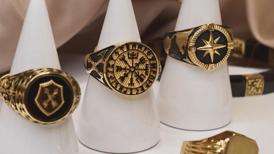 Męska złota biżuteria – szyk i elegancja