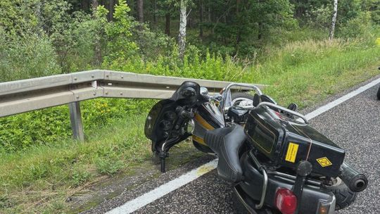 Mężczyzna stracił panowanie nad jednośladem. 70-letni kierujący trafił do szpitala