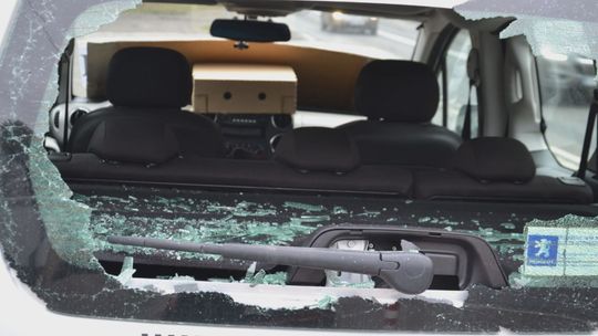 Mężczyźni uszkodzili pojazdy mechaniczne. Mogą zostać pozbawieni wolności na okres 5 lat