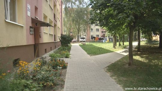 Mieszkańcy bloków przy ulicach Staszica i Majówka korzystają z nowych chodników