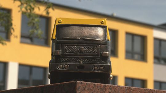 Miniaturowa wersja STARa 244R zagościła przed budynkiem ZSZ nr 3. To 10 „STARuś” w mieście