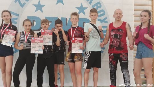 Młodzi kickboxerzy z medalami