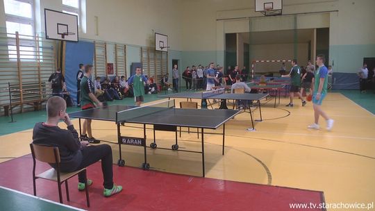 Młodzież rywalizowała w turnieju tenisa