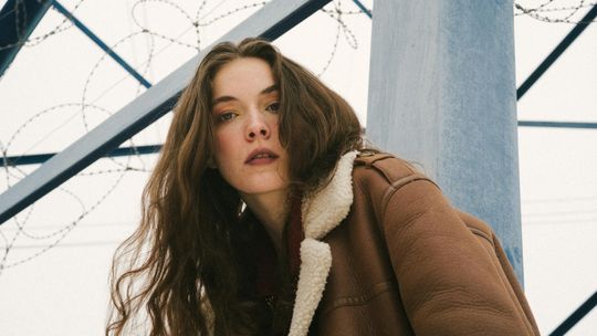 Modne krótkie kożuchy damskie na 2024 rok - styl który nie przestaje zachwycać