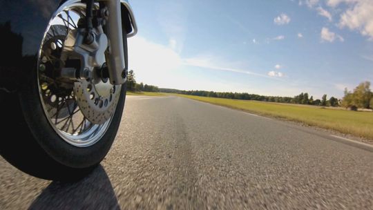 Motocyklista jechał na jednym kole przed radiowozem. Stracił prawo jazdy i zapłaci mandat