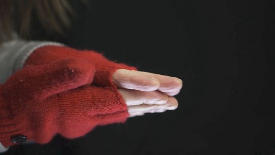 Mroźne dni i noce to szczególny czas by zwracać uwagę na innych – apelują mundurowi