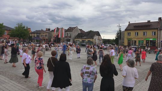 Na płycie starachowickiego rynku odbyła się pierwsza w sezonie „Niedzielna Potańcówka”