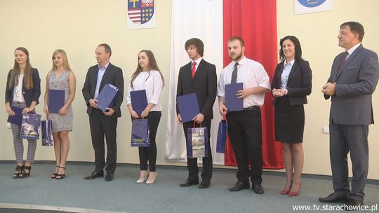 Najlepsi absolwenci powiatu starachowickiego nagrodzeni