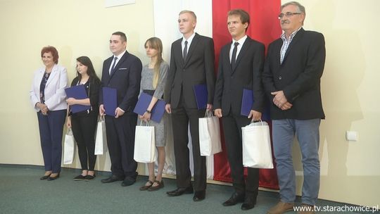 Najlepsi absolwenci powiatu starachowickiego nagrodzeni