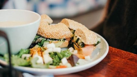 Najważniejsze zalety korzystania z usługi cateringu dietetycznego