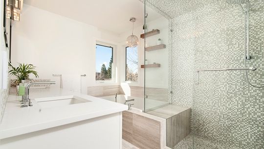 Nowoczesne lustra podświetlane odmienią wnętrze łazienki.