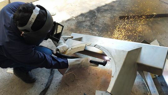 Nowoczesne technologie w obróbce stali ? automatyzacja śrutowania i szkiełkowania