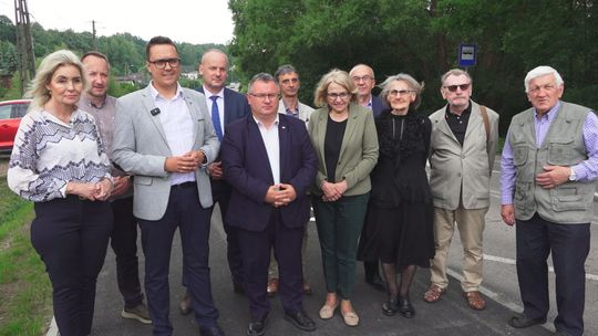 Nowy chodnik ze ścieżką rowerową w Parszowie