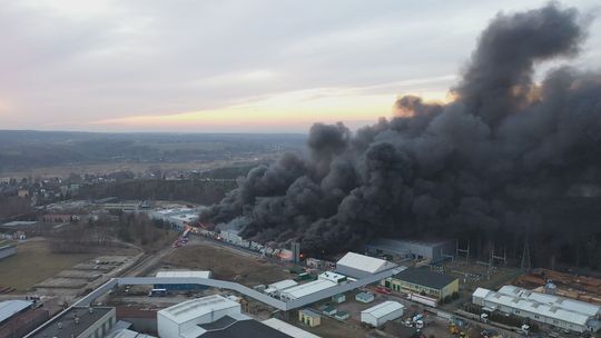 Od kilku godzin płonie hala firmy Cersanit