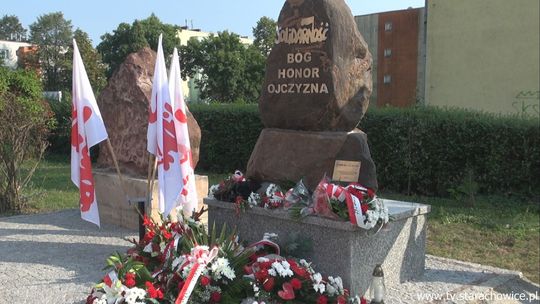 Odsłonięcie pamiątkowego kamienia w rocznicę powstania NSZZ „Solidarność”