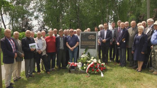 Odsłonięcie tablicy upamiętniającej postać inż. Antoniego Chmielnickiego