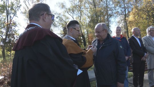 Odsłonięto wyjątkowy Pomnik Przedsiębiorczości z okazji 100-lecia. Autorem rzeźby Marcin Bondarowicz
