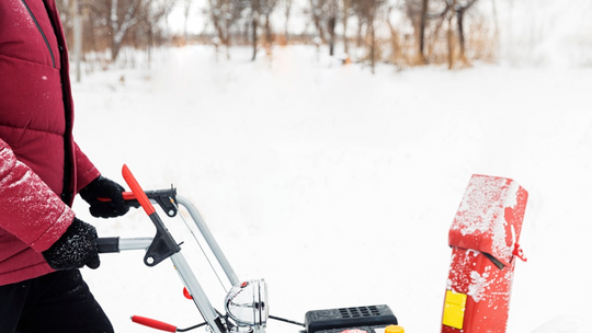 Odśnieżarka spalinowa czy elektryczna? Jaką wybrać?