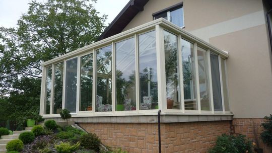 Ogród zimowy na małym balkonie – sposoby na maksymalne wykorzystanie przestrzeni