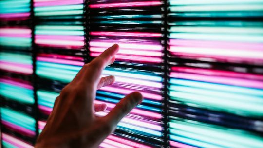 Oświetlenie LED w pokoju — jak dobrać odpowiednie ledy do ściany?