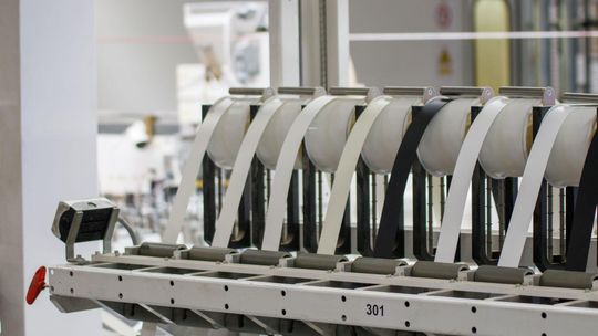 Pakowanie produktów spożywczych – jakie rozwiązania wspierają trwałość i logistykę żywności?