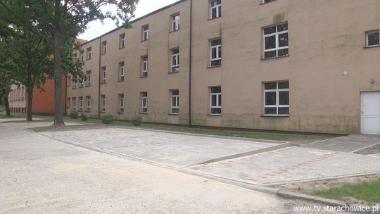 Parking i chodnik przy dwunastce