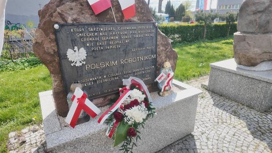 Parlamentarzysta wraz z mieszkańcami złożył kwiaty upamiętniając robotników
