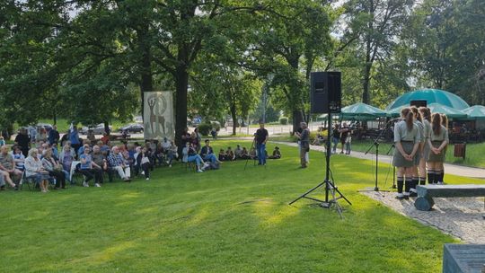 Patriotyczne śpiewy przy ławeczce Halnego