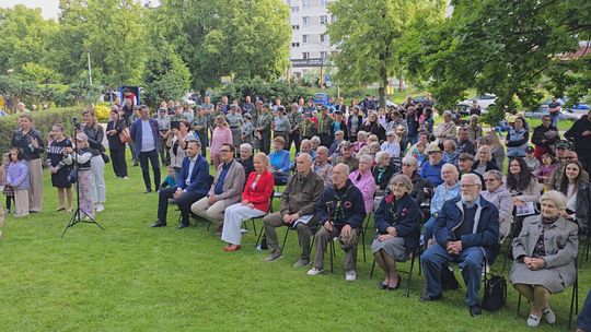 Patriotycznie świętowanie rozpoczęte zostało pieśniami przy ławeczce „Halnego”