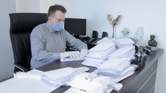 Pierwsza partia maseczek dziś trafi do mieszkańców