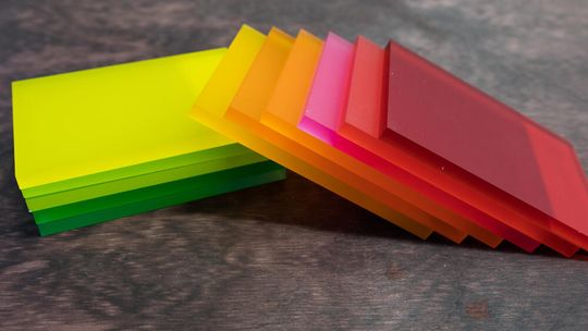 Pleksi na wymiar: Wszechstronny materiał z licznymi zaletami dla wielu branż