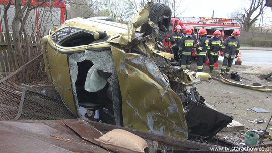 Po dachowaniu samochód staranował ogrodzenie firmy kamieniarskiej