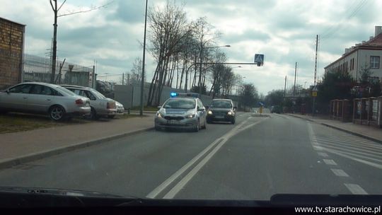 Policja na sygnale może stawać gdzie chce, a kierowcy minąć radiowóz bez konsekwencji