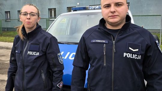 Policjanci ze Starachowic uratowali mężczyznę z płonącego domu
