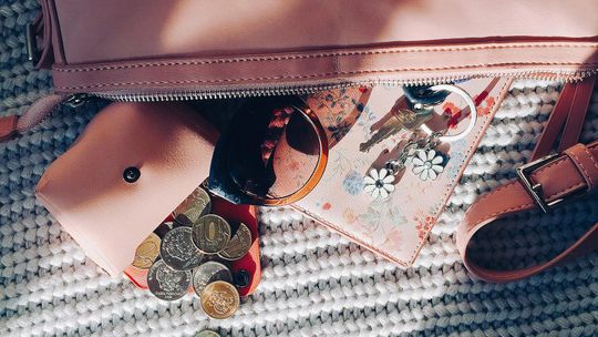 Portfele damskie młodzieżowe – jak wybrać modny dodatek, który łączy styl i funkcjonalność?