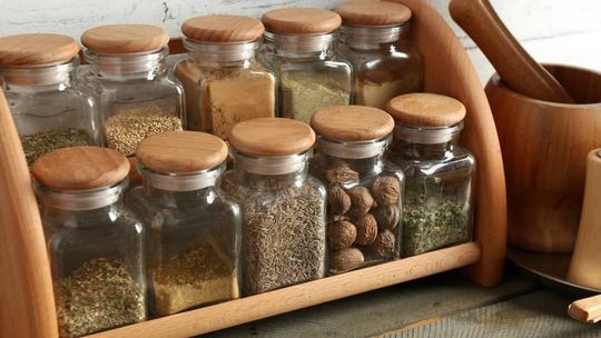 Porządek w kuchni dzięki półkom i stojakom na przyprawy